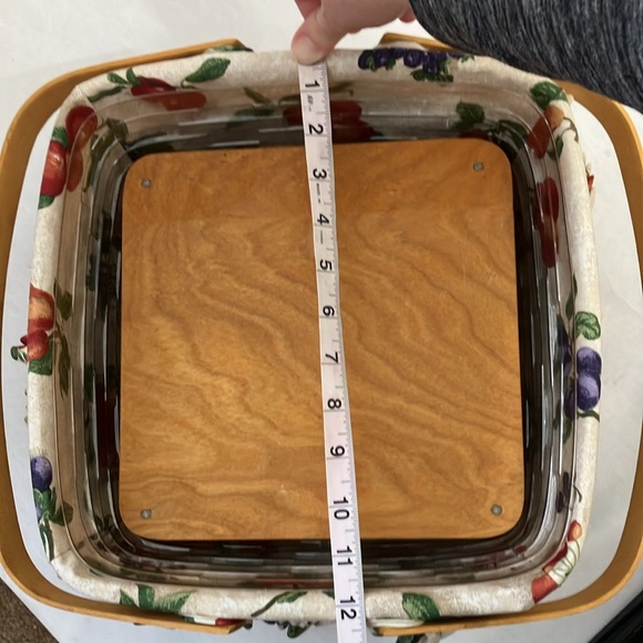 Longaberger Picnic Basket w/ Fabric & Plastic Liner and Wooden Riser - Med size - Picture 11 of 12